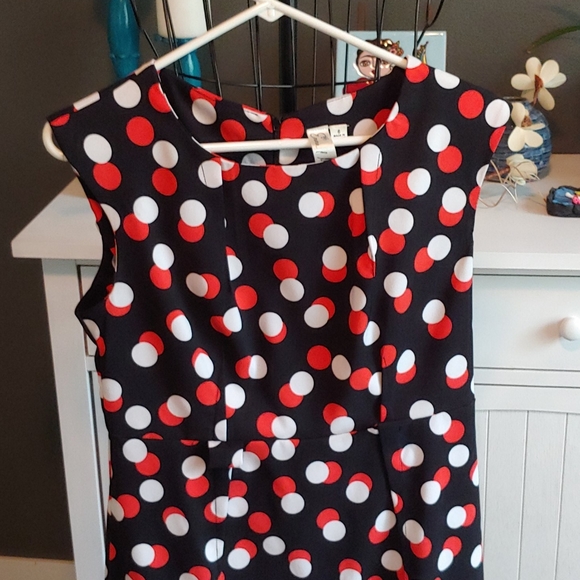 Emma & Michele Dresses & Skirts - STRIKING shift dress size 6